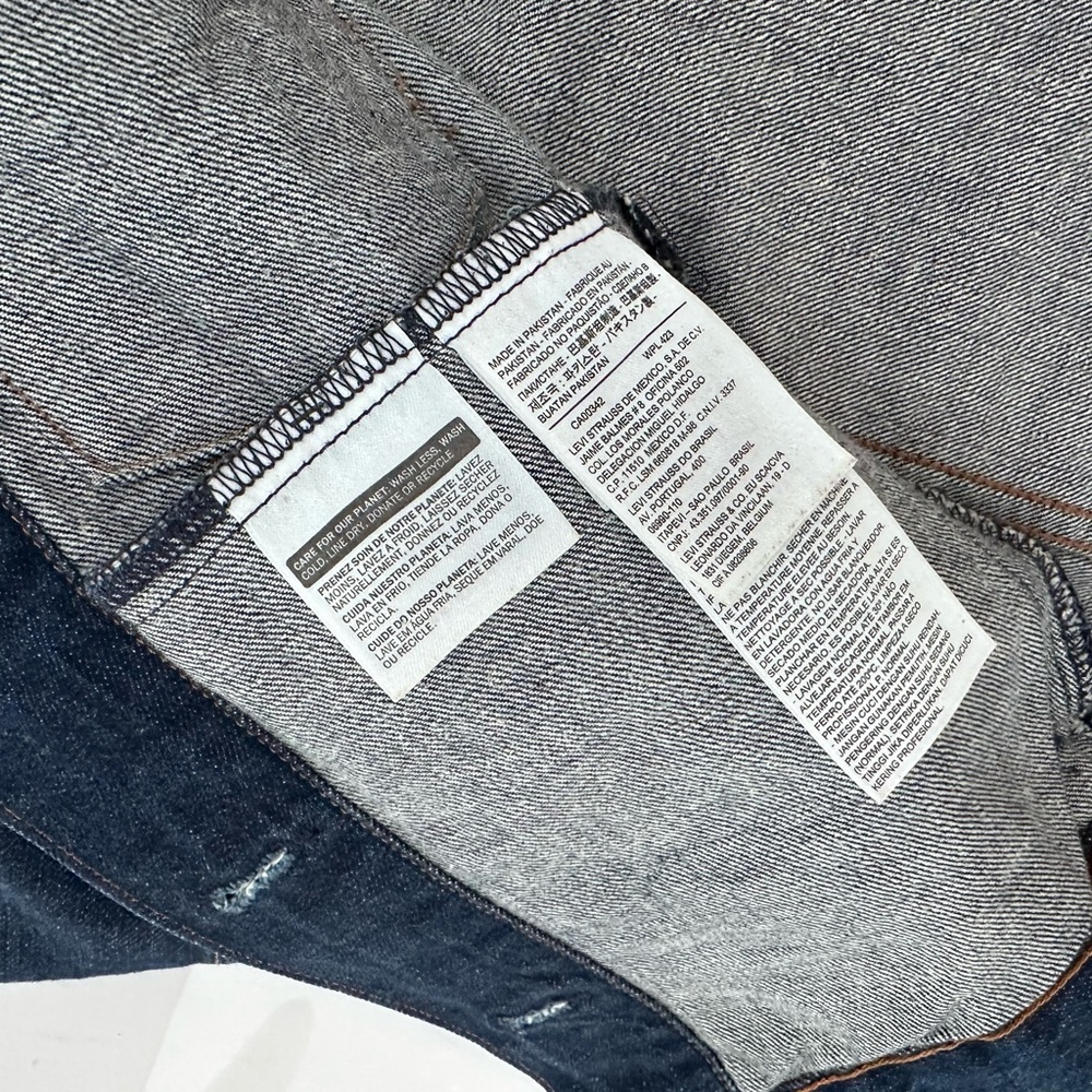 Levi's 90s’ Classic Blue Denim Jacket Size:Medium
Brand New! - Picture 6 of 7
